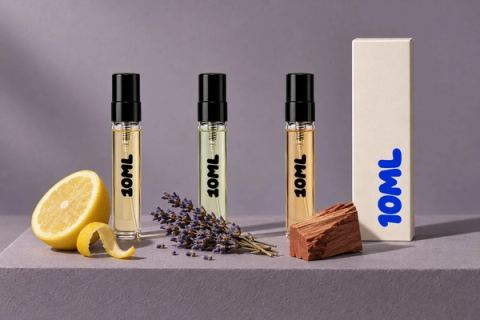 Tres decants 10ML de 3ml de perfumes masculinos frescos, aromáticos y amaderados, con un limón partido por la mitad, lavanda seca y un bloque de madera de cedro