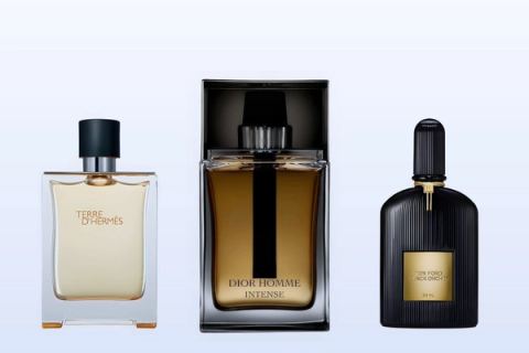 Három parfümösüveg, a Terre d'Hermès, a Dior Homme Intense és a Black Orchid, halványkék háttér előtt