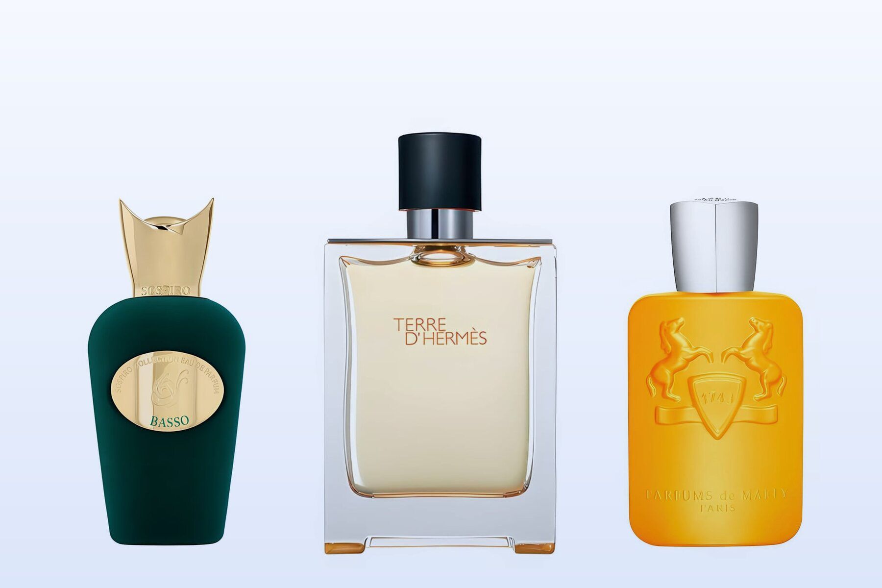 Μπουκάλια των Sospiro Basso, Hermès Terre d'Hermès και Parfums de Marly Perseus σε απαλό γαλάζιο φόντο