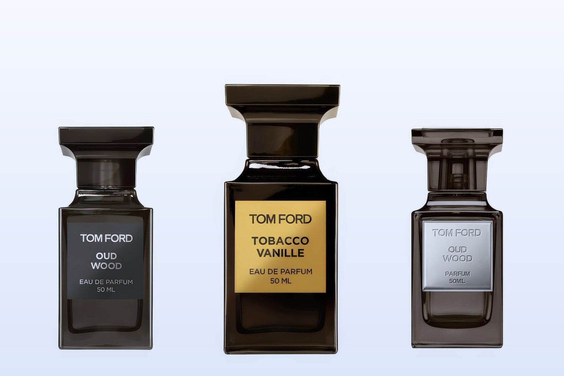 Három Tom Ford üveg, az Oud Wood, a Tobacco Vanille és az Oud Wood Parfum, halványkék háttér előtt