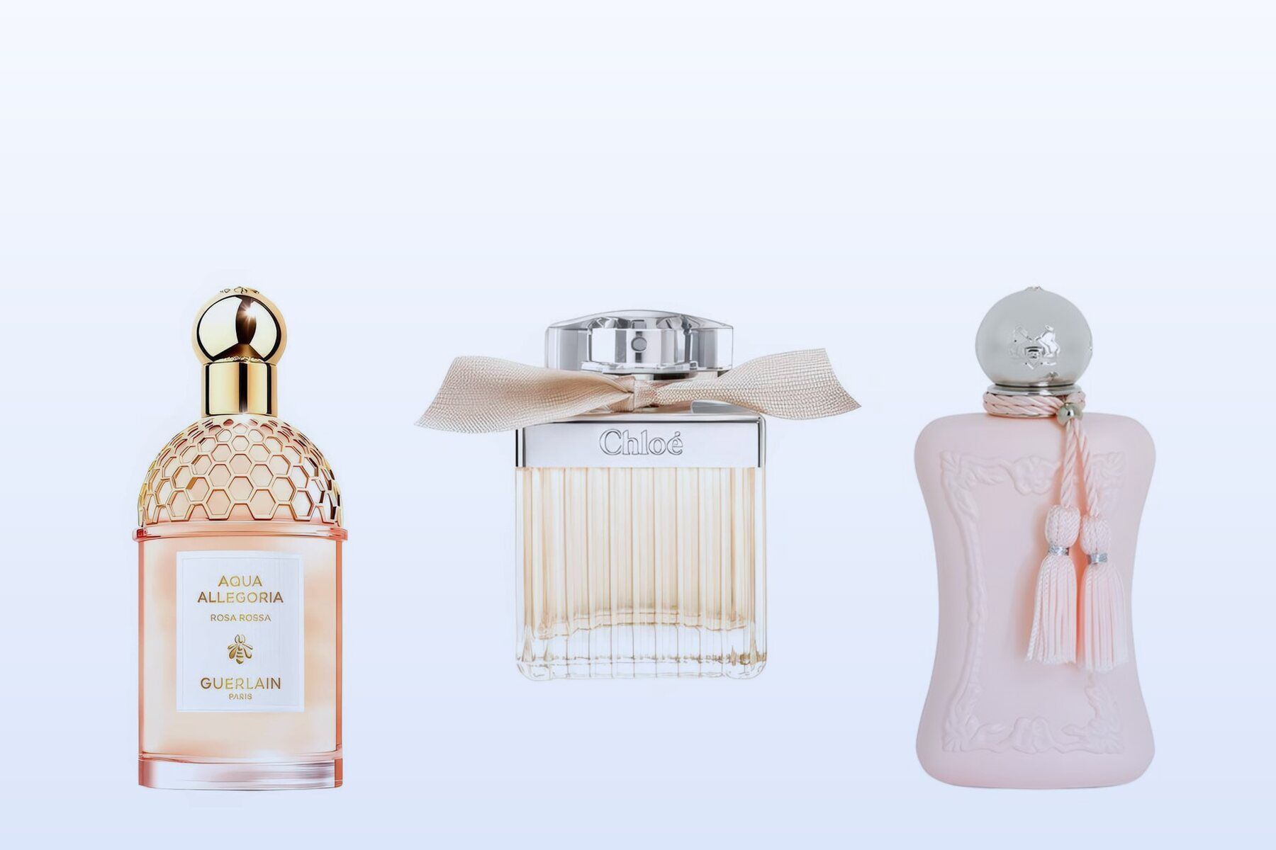 Tre flaconi su uno sfondo azzurro chiaro: Aqua Allegoria Rosa Rossa di Guerlain, Chloé Eau de Parfum e Delina di Parfums de Marly