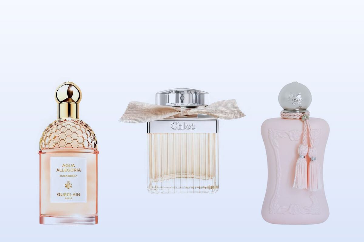 Tre flaconi su uno sfondo azzurro chiaro: Aqua Allegoria Rosa Rossa di Guerlain, Chloé Eau de Parfum e Delina di Parfums de Marly
