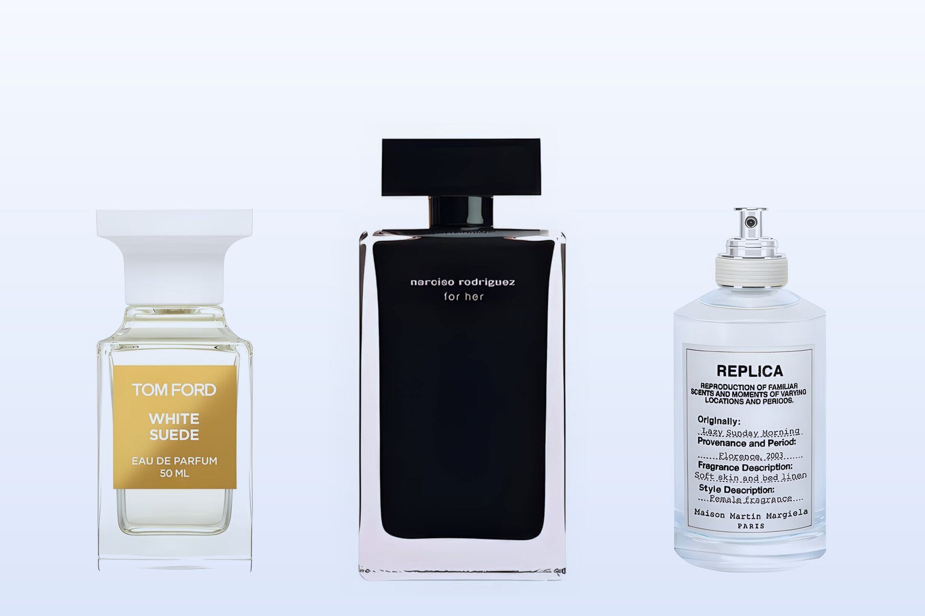 Tre flaconi su uno sfondo azzurro pallido: White Suede, Narciso Rodriguez For Her e Lazy Sunday Morning