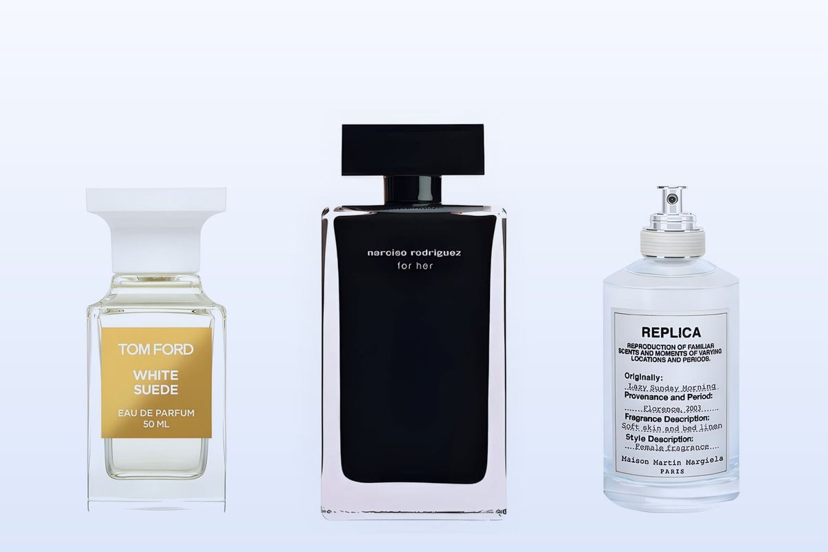 Tre flaconi su uno sfondo azzurro pallido: White Suede, Narciso Rodriguez For Her e Lazy Sunday Morning