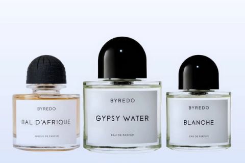 Három illatosítóüveg, Bal d'Afrique Absolu, Gypsy Water és Blanche, halványkék háttér előtt