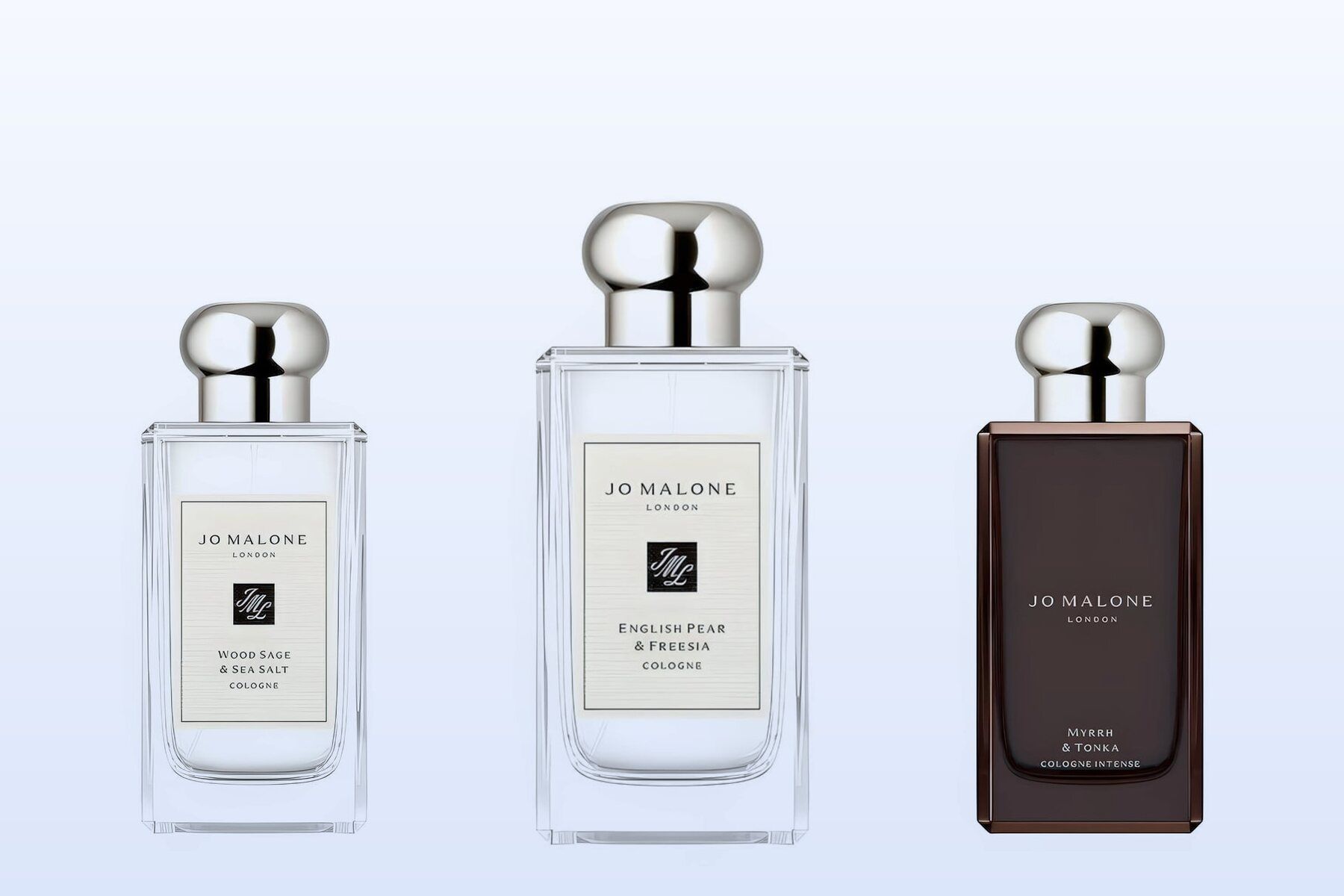 Trzy flakony perfum, Wood Sage & Sea Salt, English Pear Freesia i Myrrh & Tonka, na bladoniebieskim tle