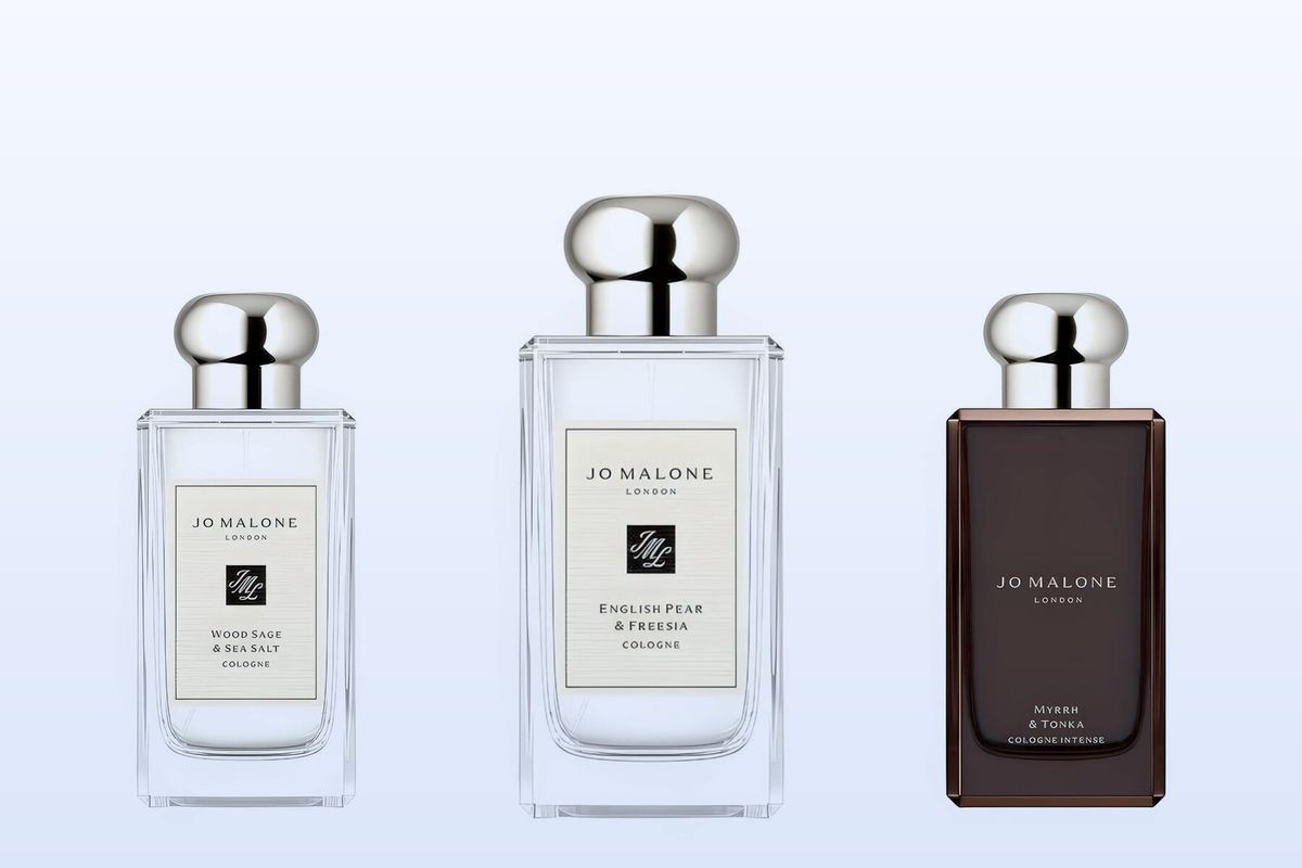 Trzy flakony perfum, Wood Sage & Sea Salt, English Pear Freesia i Myrrh & Tonka, na bladoniebieskim tle