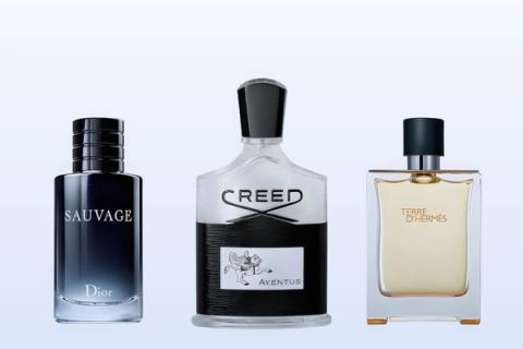 Három parfümösüveg, Sauvage, Aventus és Terre d'Hermès, halványkék háttér előtt