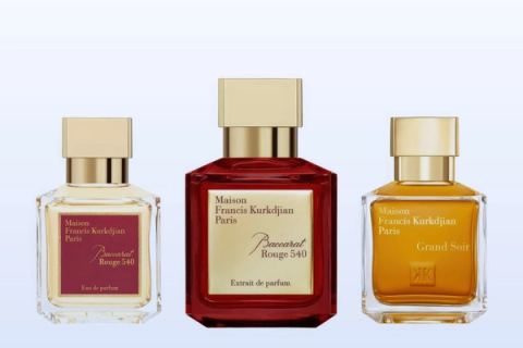 Három Maison Francis Kurkdjian parfümösüveg, Baccarat Rouge 540, Baccarat Rouge 540 Extrait és Grand Soir, halványkék háttér előtt