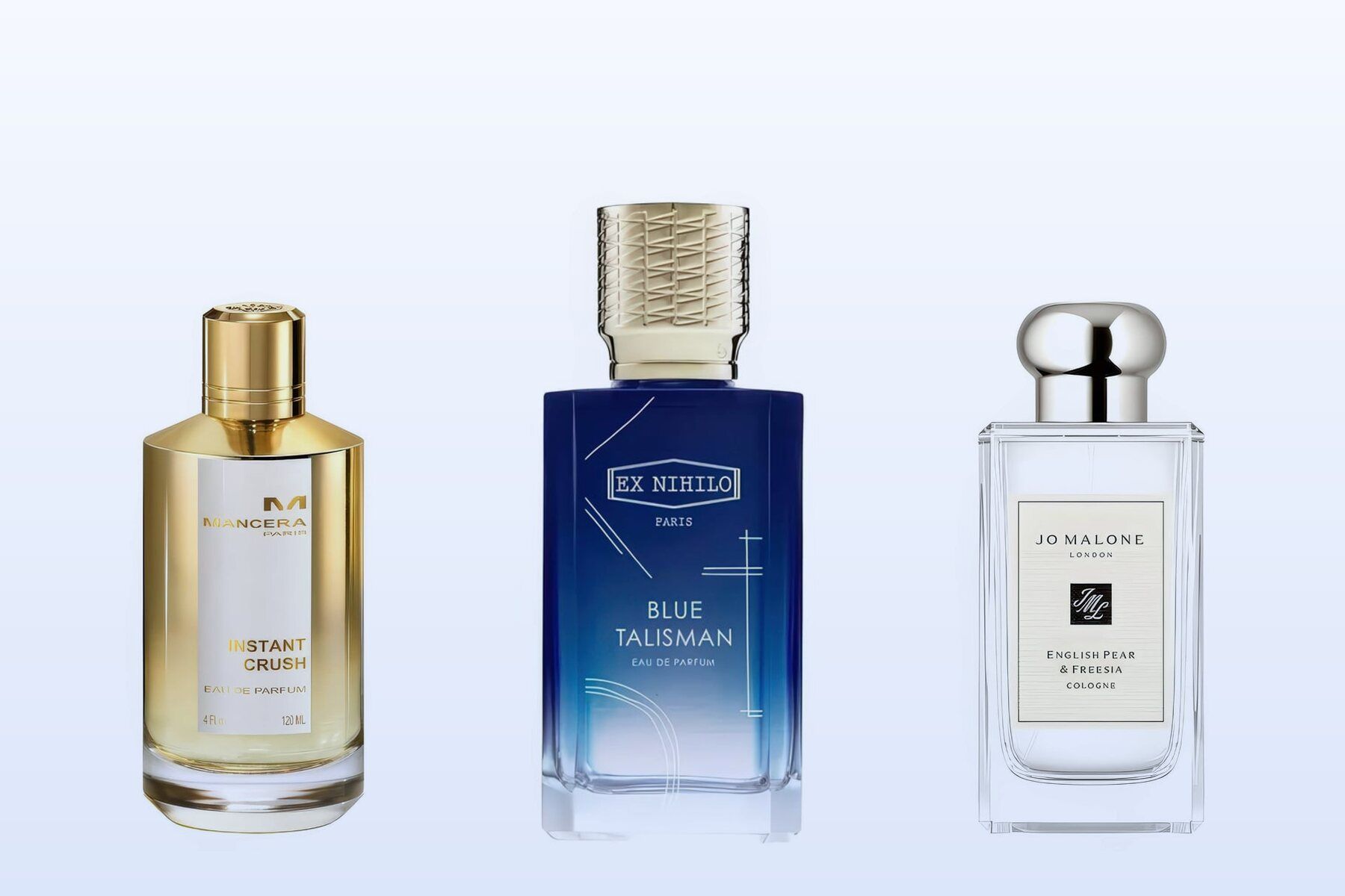 Drei Flakons vor hellblauem Hintergrund: Instant Crush, Blue Talisman und English Pear & Freesia