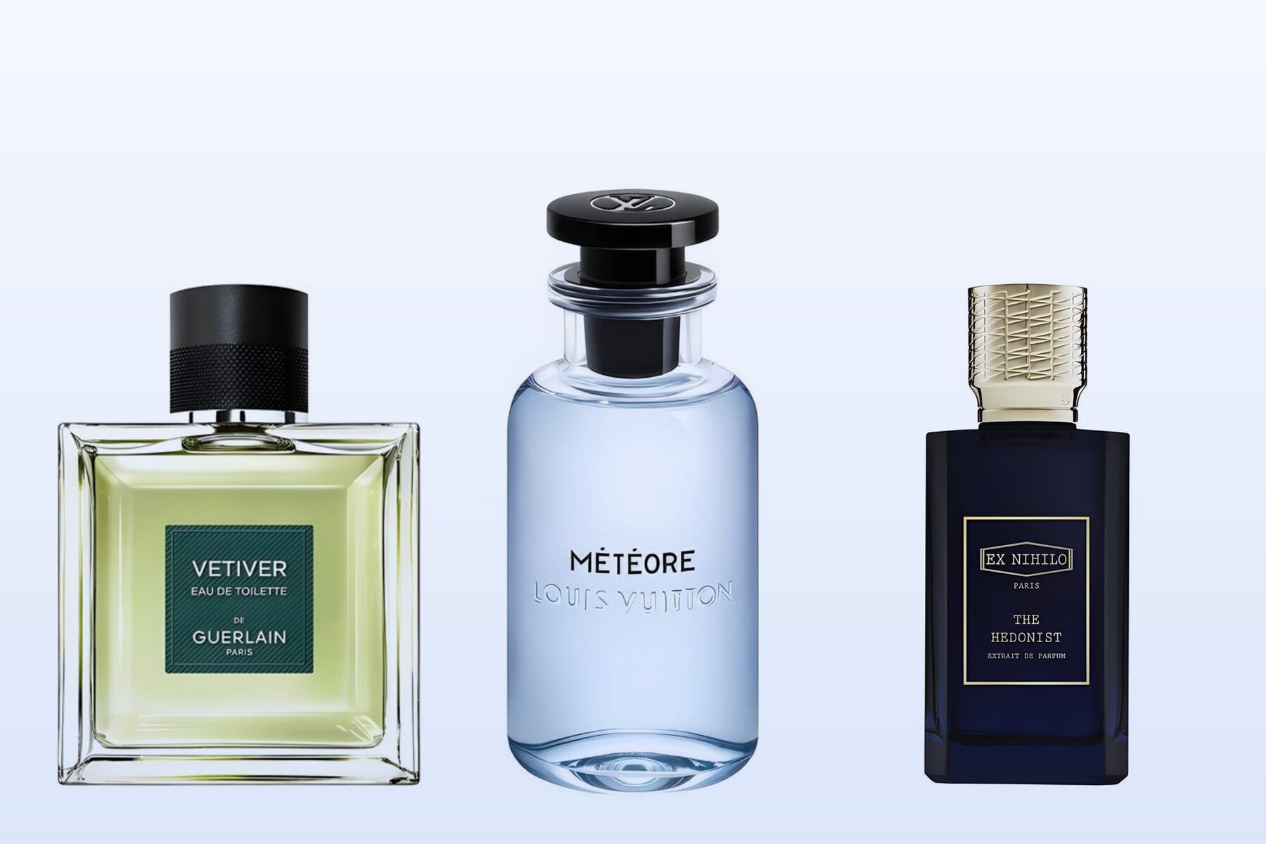 Tres frascos, Vétiver de Guerlain, Météore de Louis Vuitton y The Hedonist Extrait de Ex Nihilo, sobre un fondo azul pálido