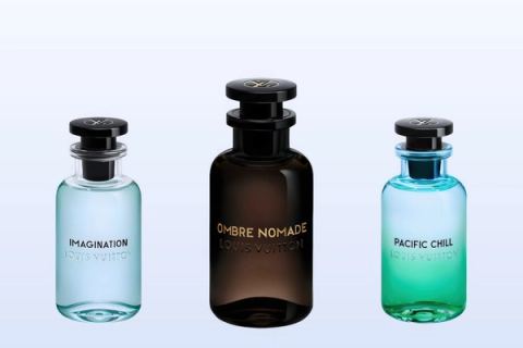 Három parfümösüveg – Imagination, Ombre Nomade és Pacific Chill – a Louis Vuitton parfümháztól, halványkék háttér előtt