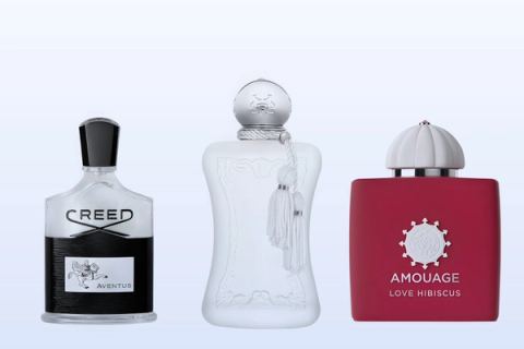 Három parfümösüveg, az Aventus, a Valaya és a Love Hibiscus, halványkék háttér előtt