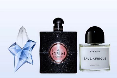 Három parfümösüveg, Angel, Black Opium és Bal d'Afrique, halványkék háttér előtt