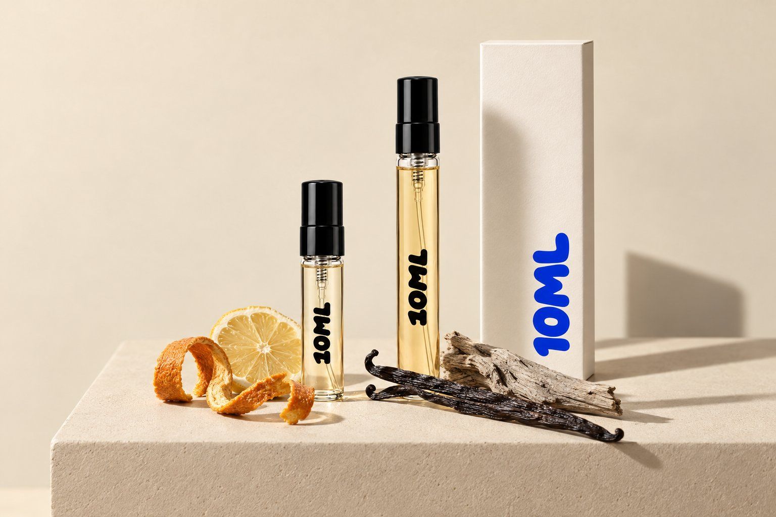 Un décant 10ML 3ml à côté d'un décant 10ML 10ml, avec devant de l'écorce d'agrume, des gousses de vanille et un morceau de bois