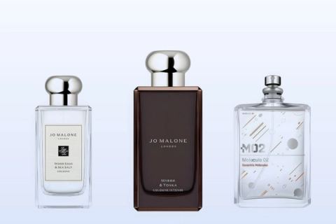 Három parfümösüveg, Wood Sage & Sea Salt, Myrrh & Tonka és Molecule 02, halványkék háttér előtt