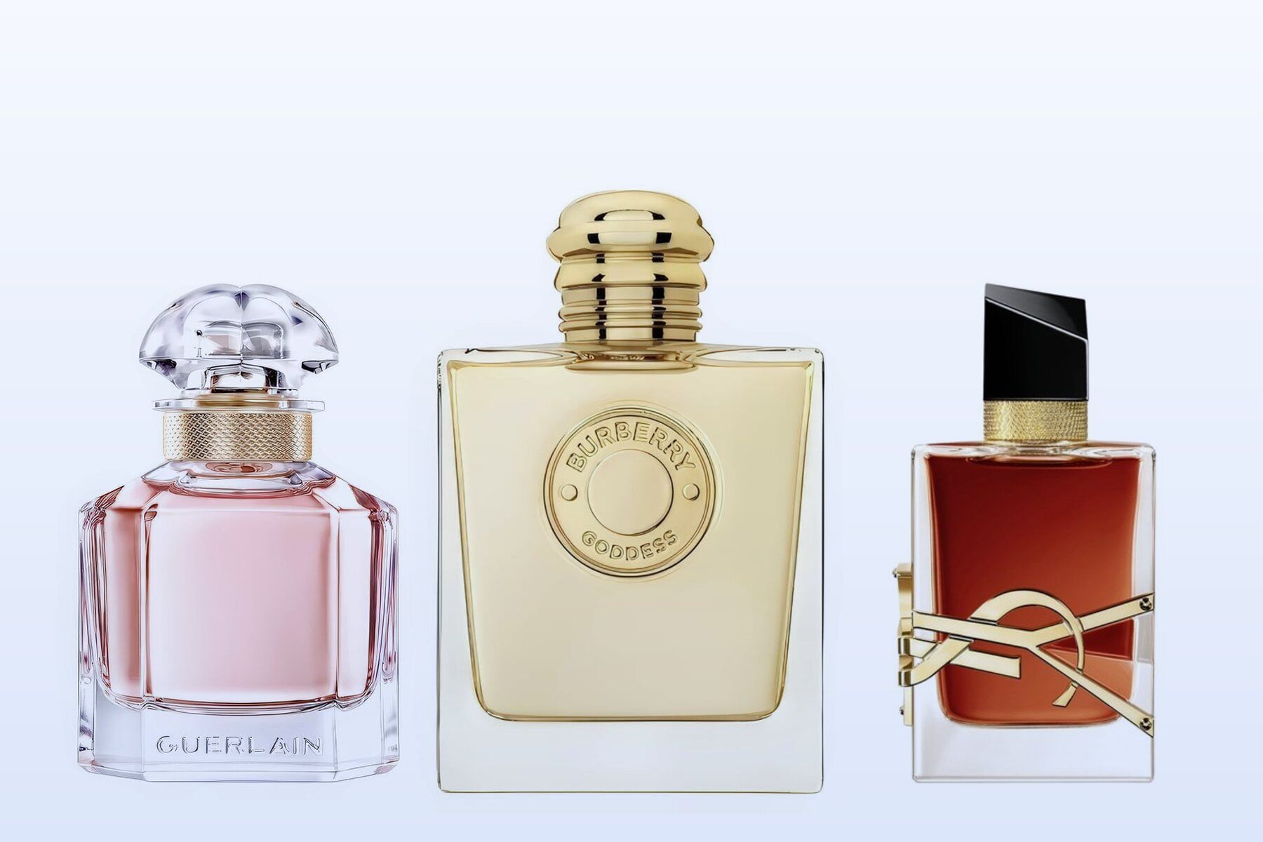 Tres frascos sobre un fondo azul pálido: Mon Guerlain, Burberry Goddess y Libre Le Parfum