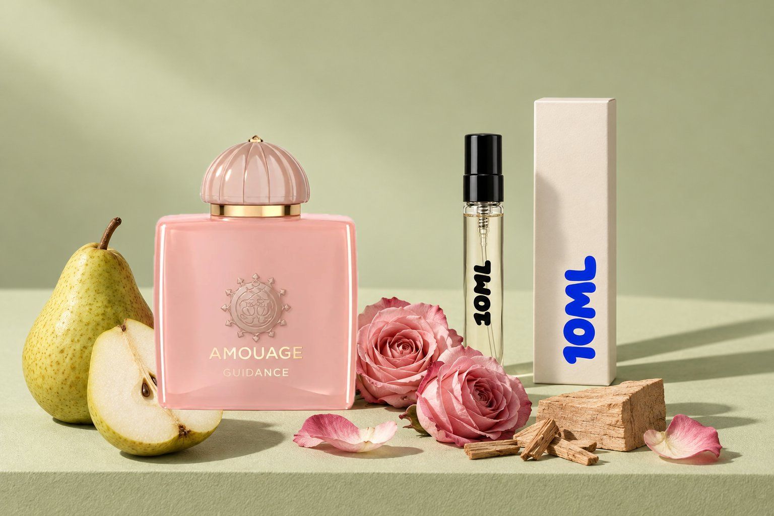 Guidance von Amouage neben einer 10ML-Abfüllung, mit den Hauptnoten: Birne, Rose und Sandelholz
