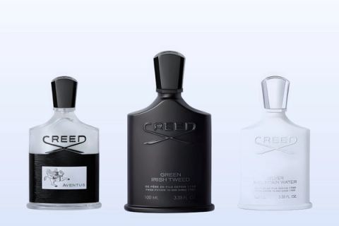 Három Creed parfümösüveg, Aventus, Green Irish Tweed és Silver Mountain Water, halványkék háttér előtt