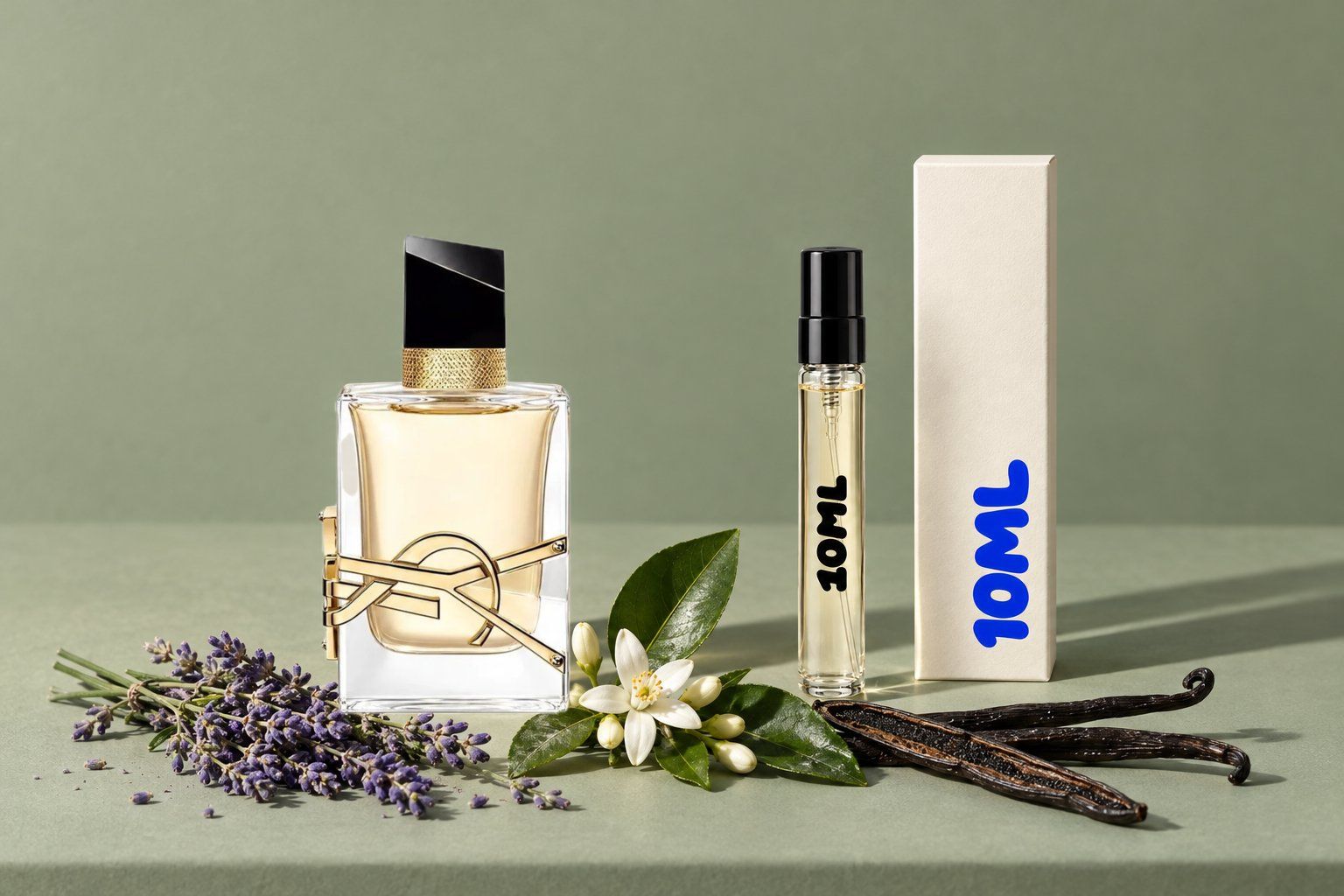 Yves Saint Laurent Libre egy 10ML-es dekant mellett, fő illatjegyei: levendula, narancsvirág és vanília