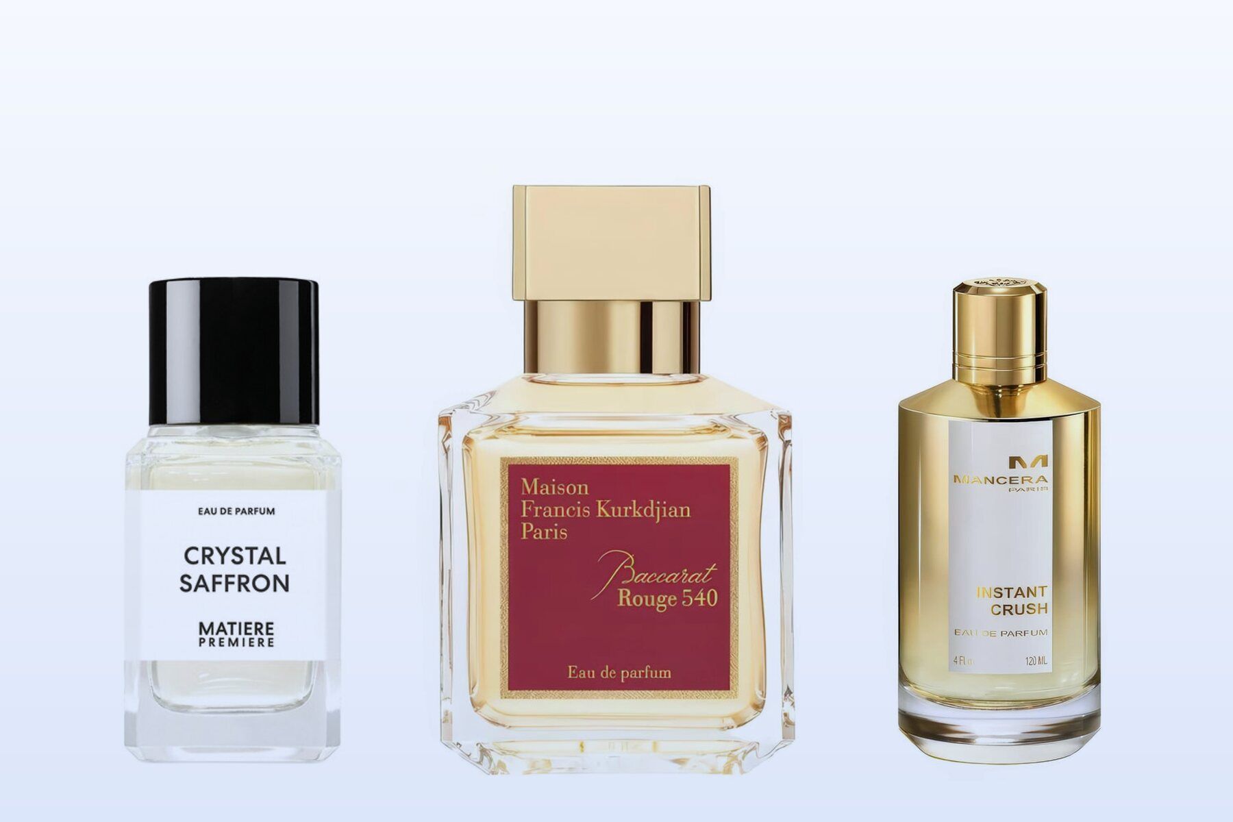 Drei Flakons vor hellblauem Hintergrund: Crystal Saffron, Baccarat Rouge 540 und Instant Crush