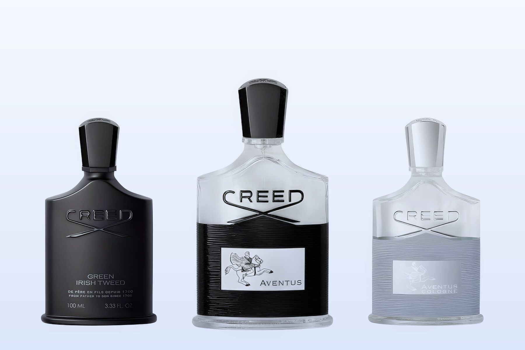 Drie Creed-flacons, Green Irish Tweed, Aventus en Aventus Cologne, op een lichtblauwe achtergrond