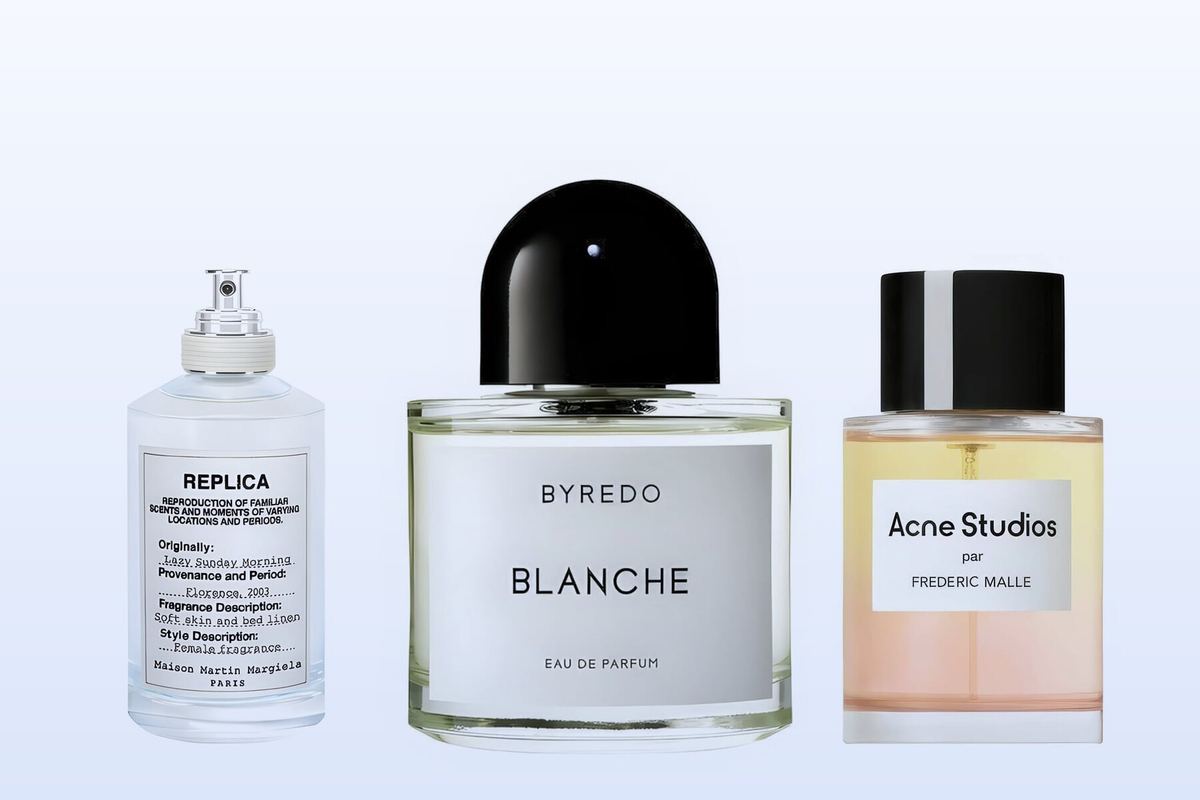 Lazy Sunday Morning της Maison Margiela, Blanche της Byredo και Acne Studios της Frederic Malle σε απαλό γαλάζιο φόντο
