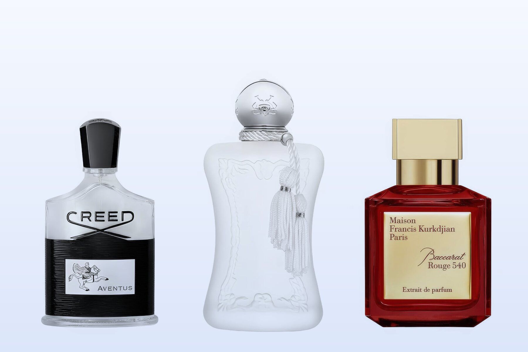 Tre flaconi di profumo, Aventus, Valaya e Baccarat Rouge 540 Extrait, su sfondo azzurro chiaro