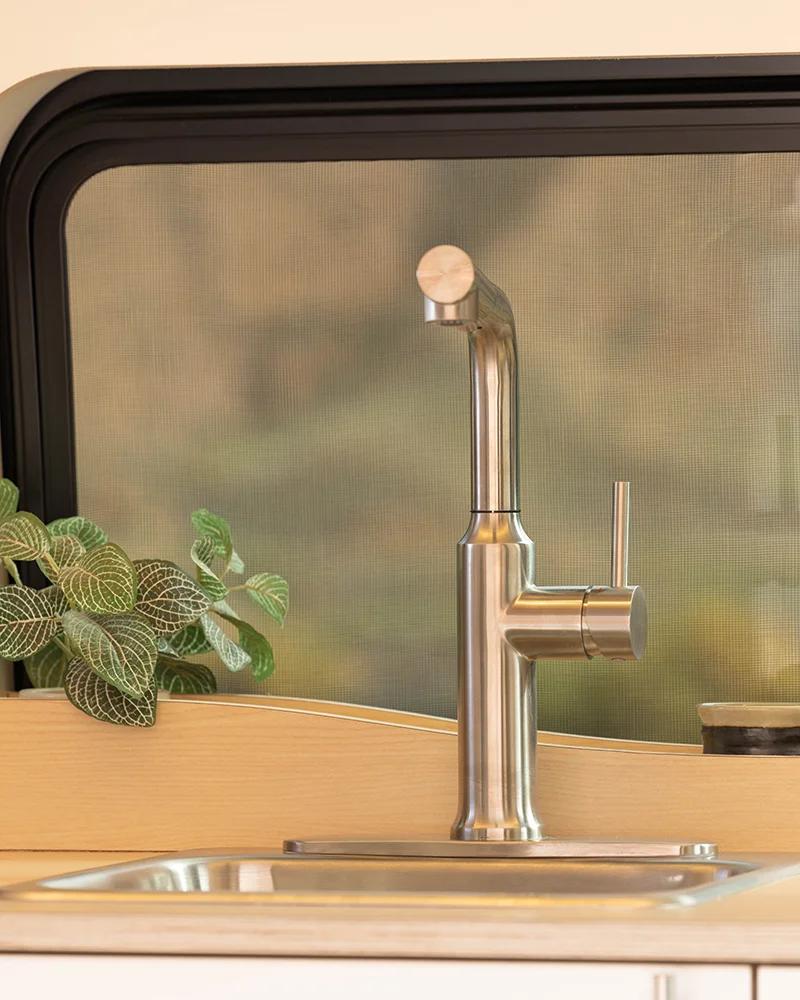 LV3 kitchen sink with extendable faucet