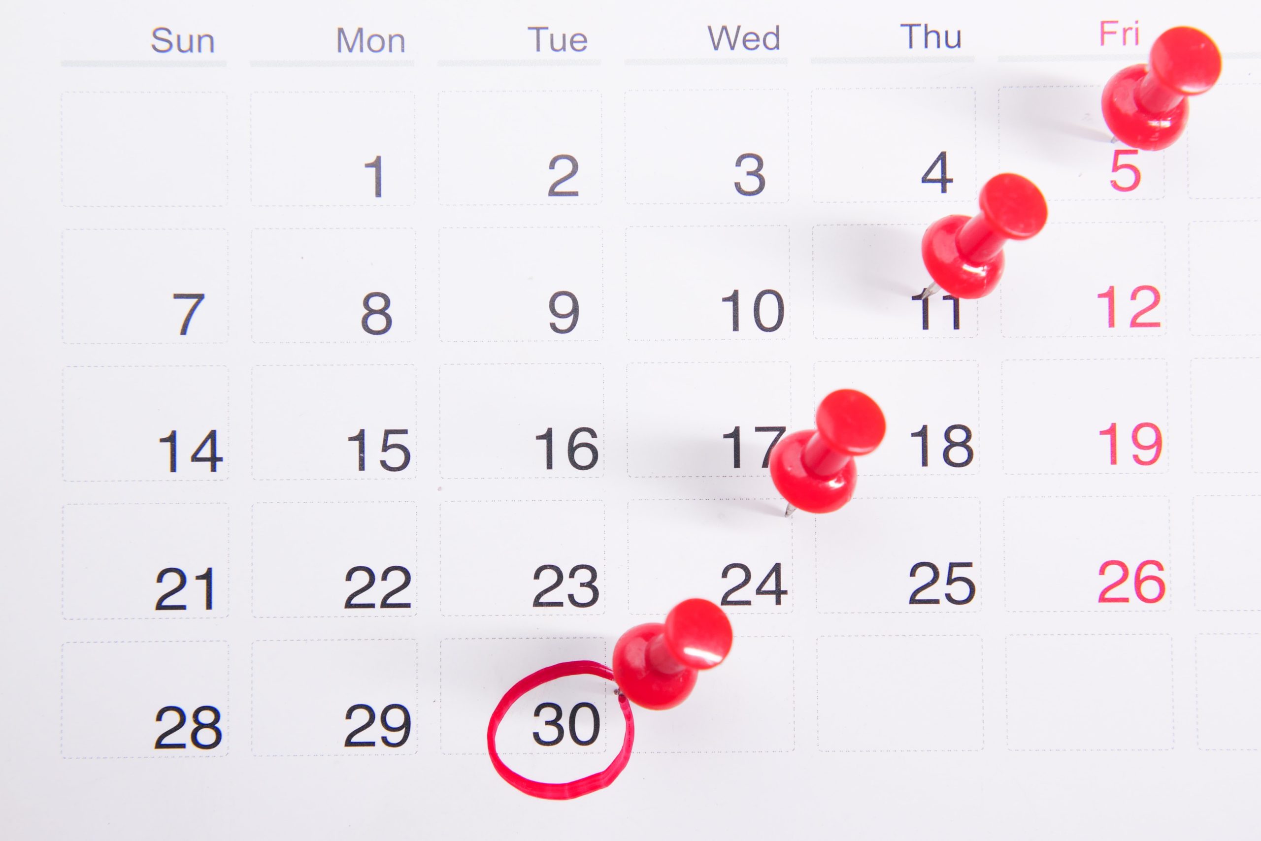 A calendar with marked dates and one red circled date to represent inventory expiration date and key milestones leading up to its expiration.
