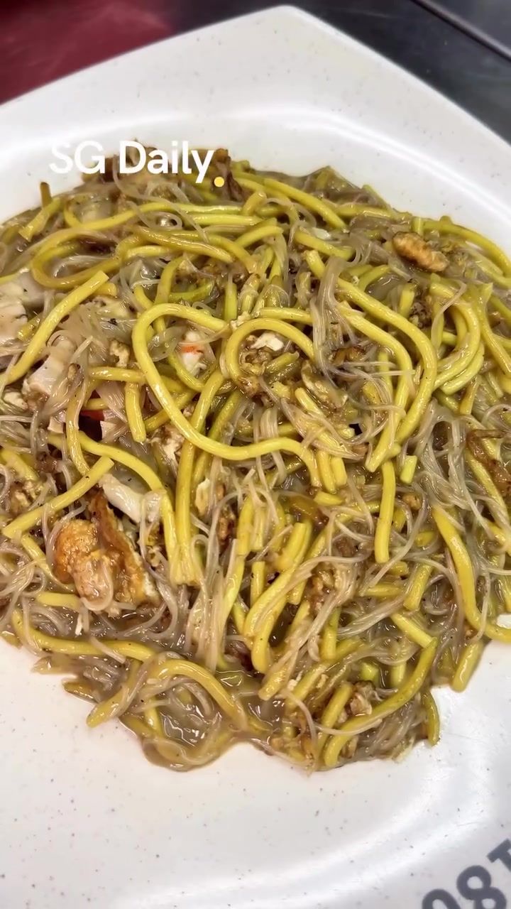 Hokkien mee being served at You Fu