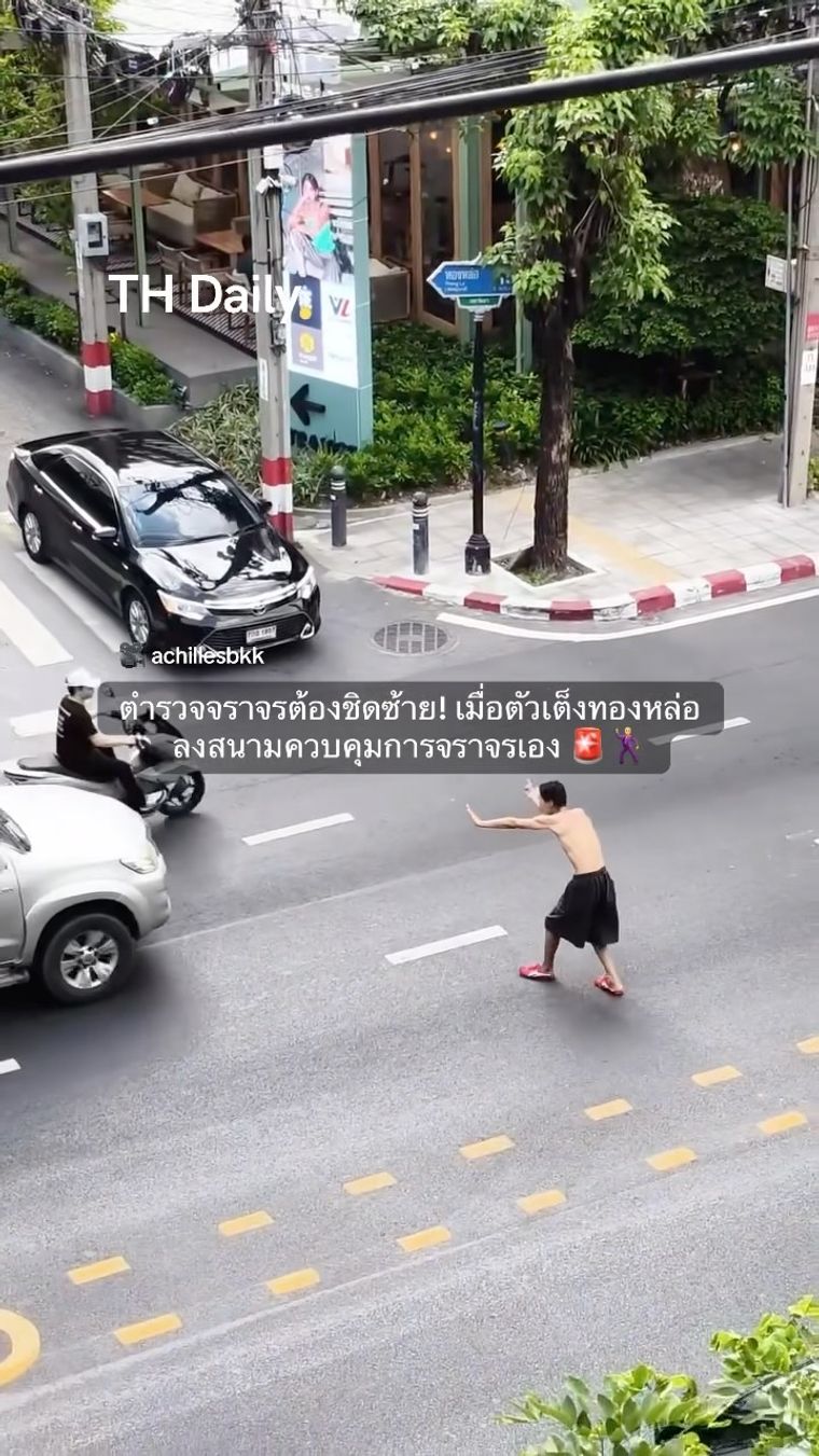 Man filmed directing traffic in Thong Lor