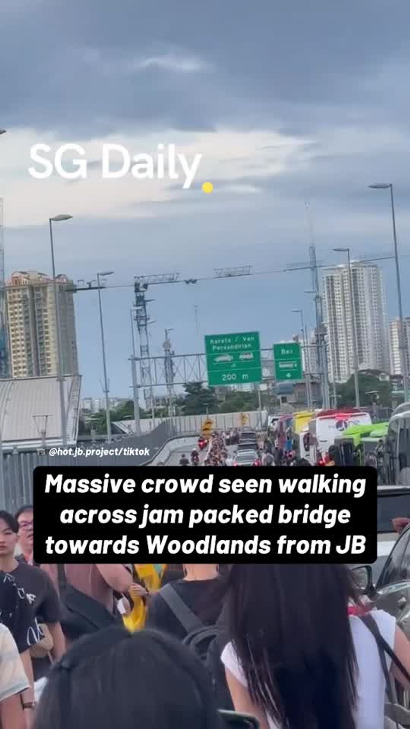Massive crowd seen walking across jam-packed bridge towards Woodlands from JB