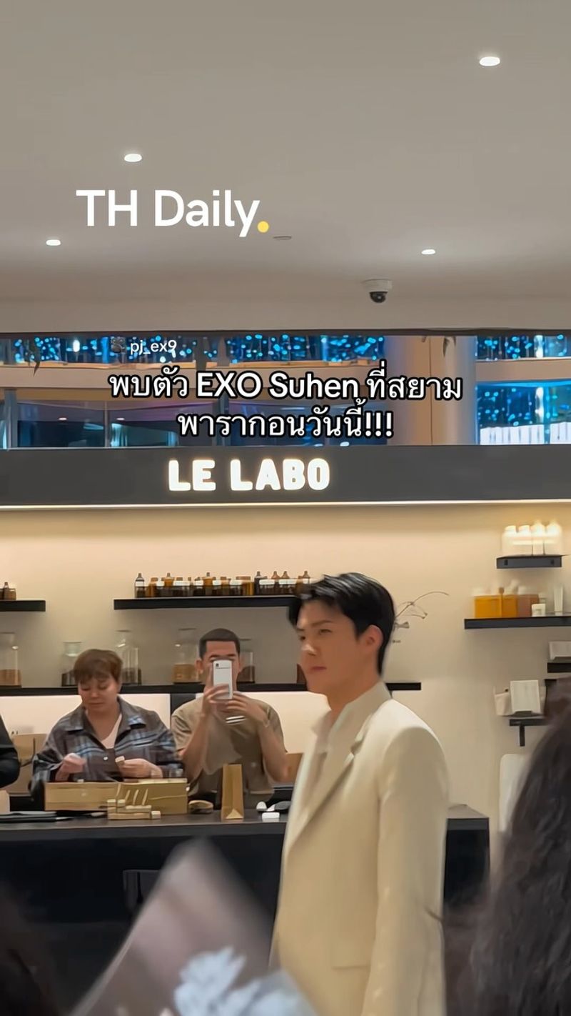 Suho greets fans at Siam Paragon