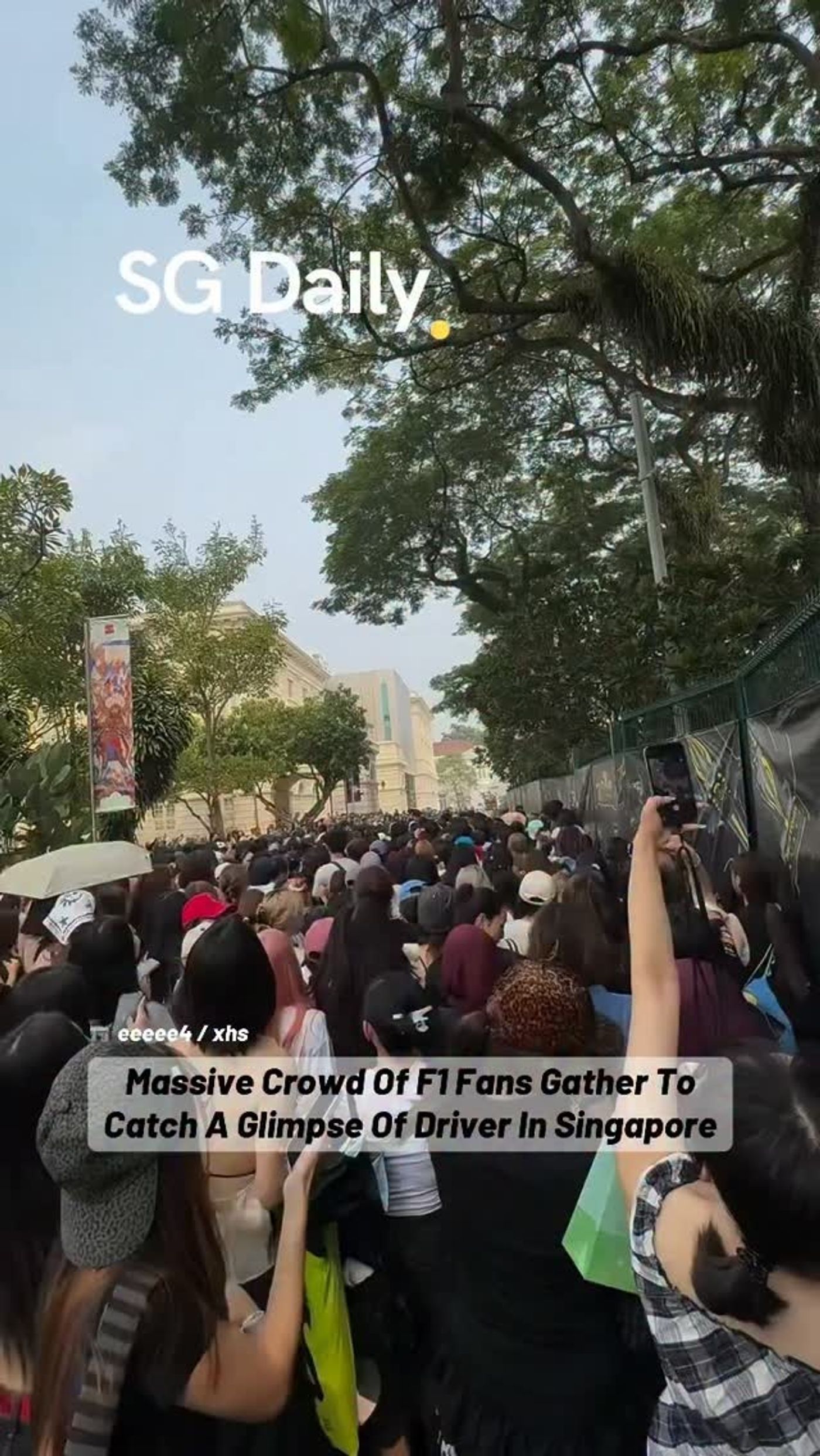 Massive crowd gathers to see F1 driver in Singapore