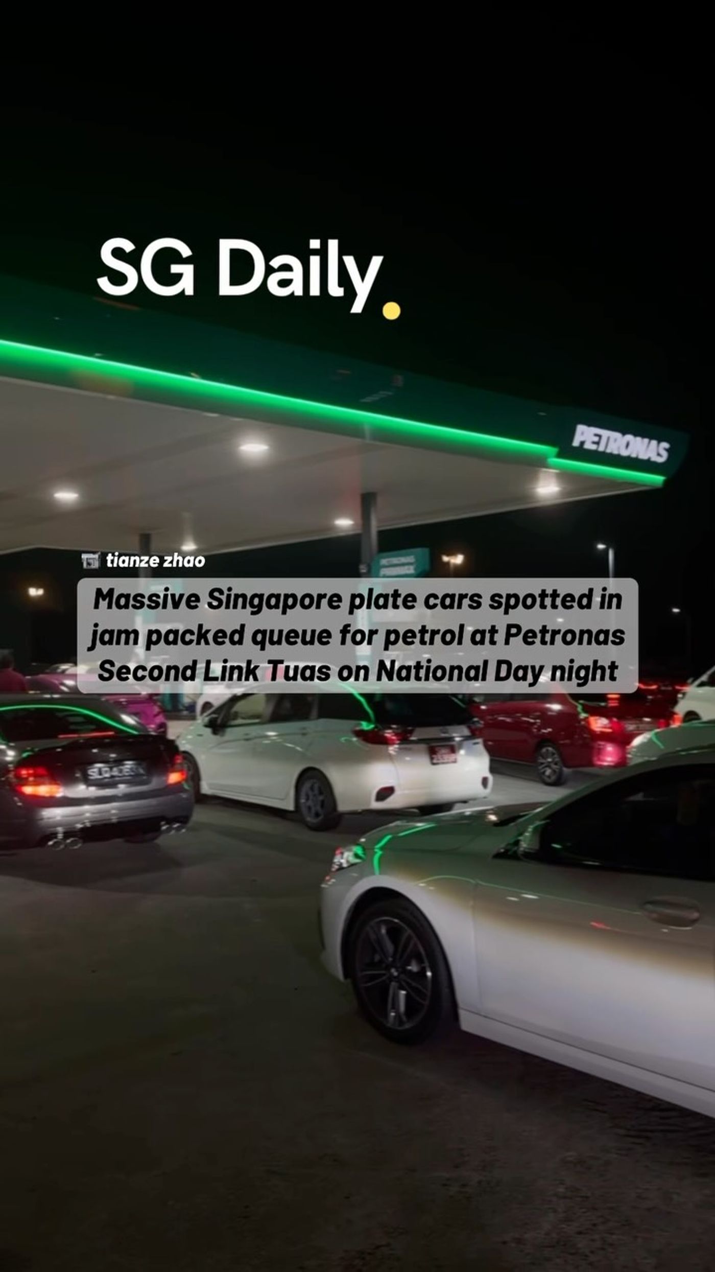 Massive Singapore plate cars spotted in jam packed queue for petrol at Petronas Second Link Tuas on National Day night