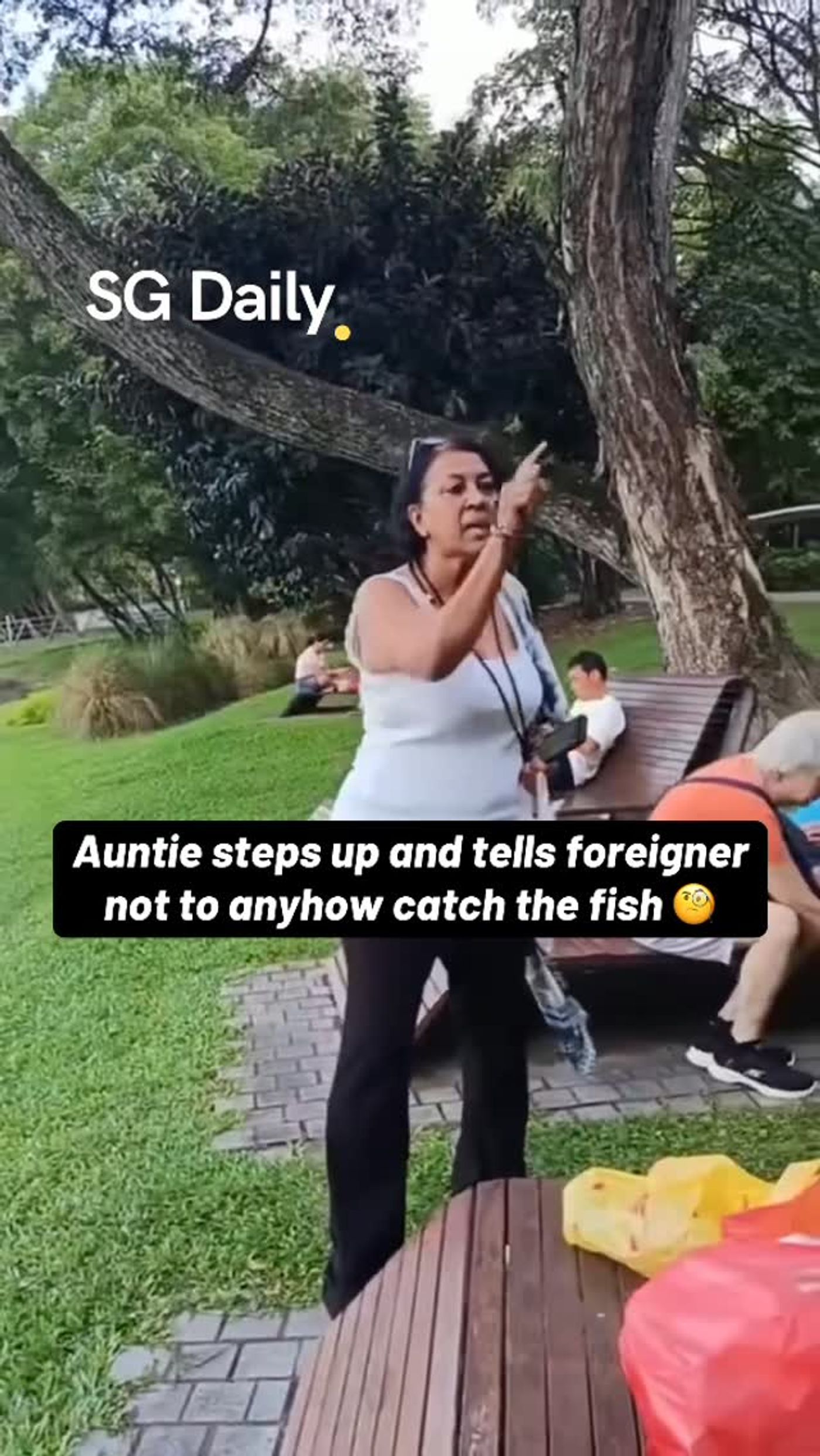 Auntie tells foreigner not to anyhow catch the fish