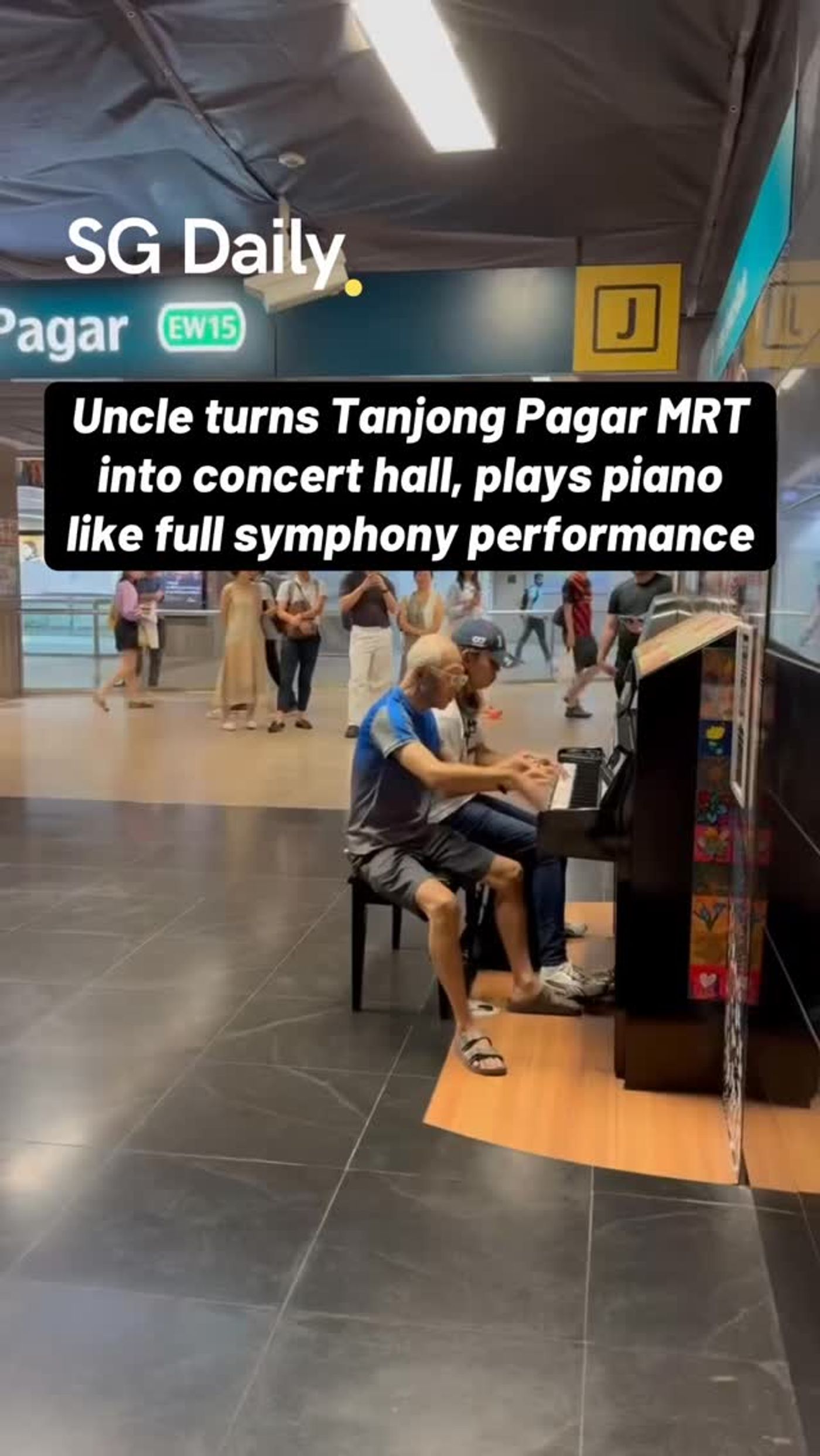 Man turns Tanjong Pagar MRT into a concert hall with piano performance