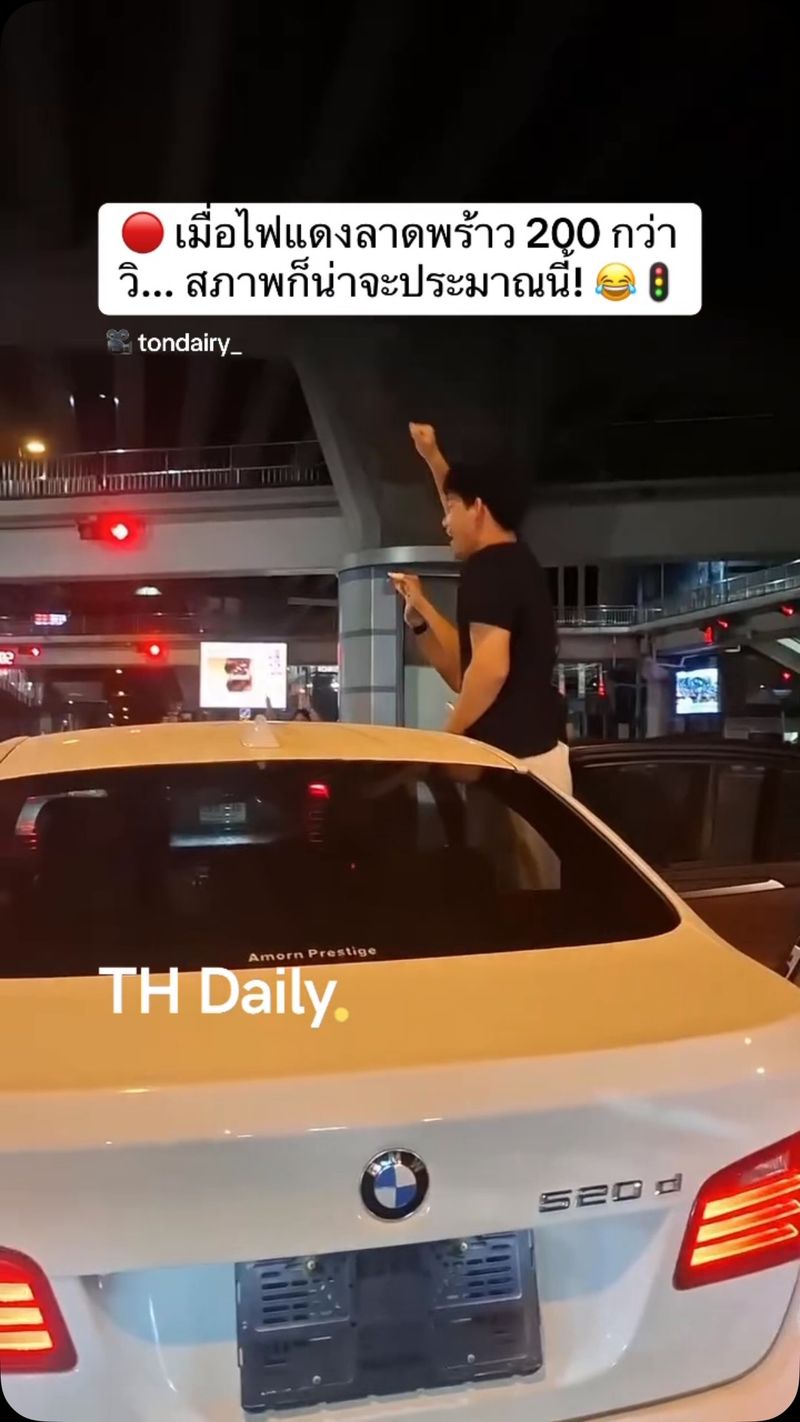 Motorists turn Ladprao's long red light into a street party
