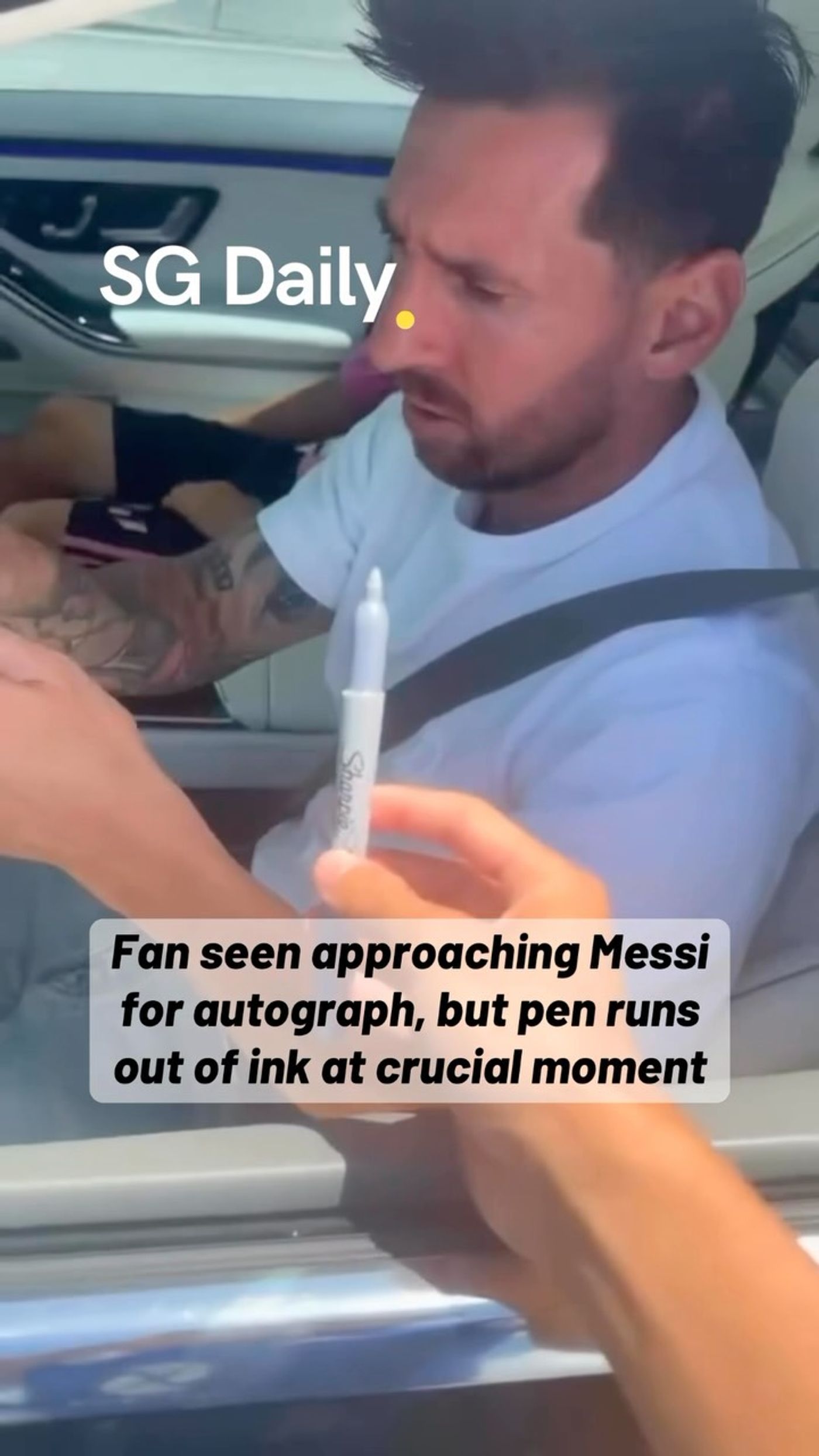 Fan approaches Messi for autograph, but pen runs out of ink