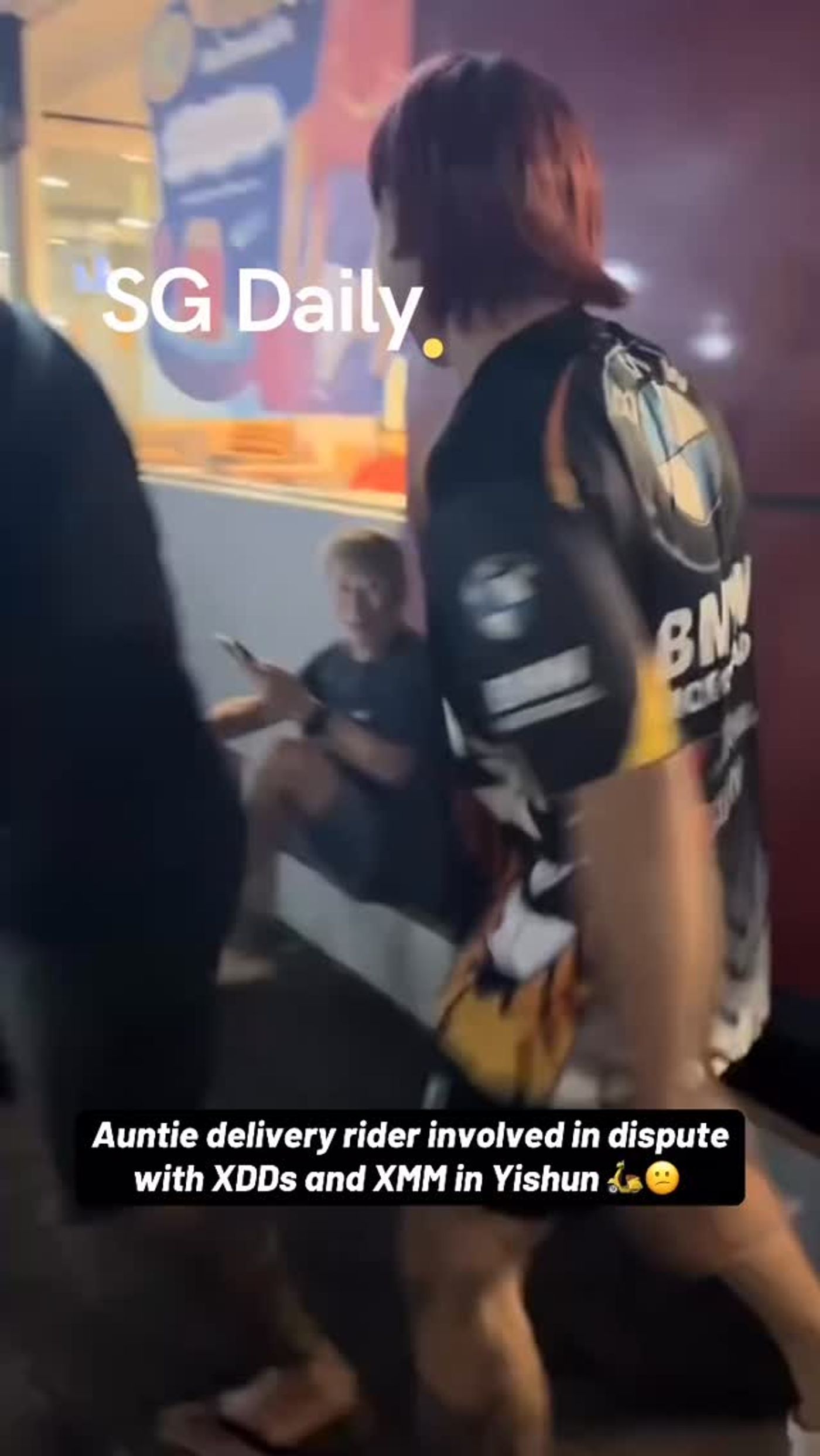 Auntie delivery rider involved in dispute with XDDs and XMM in Yishun