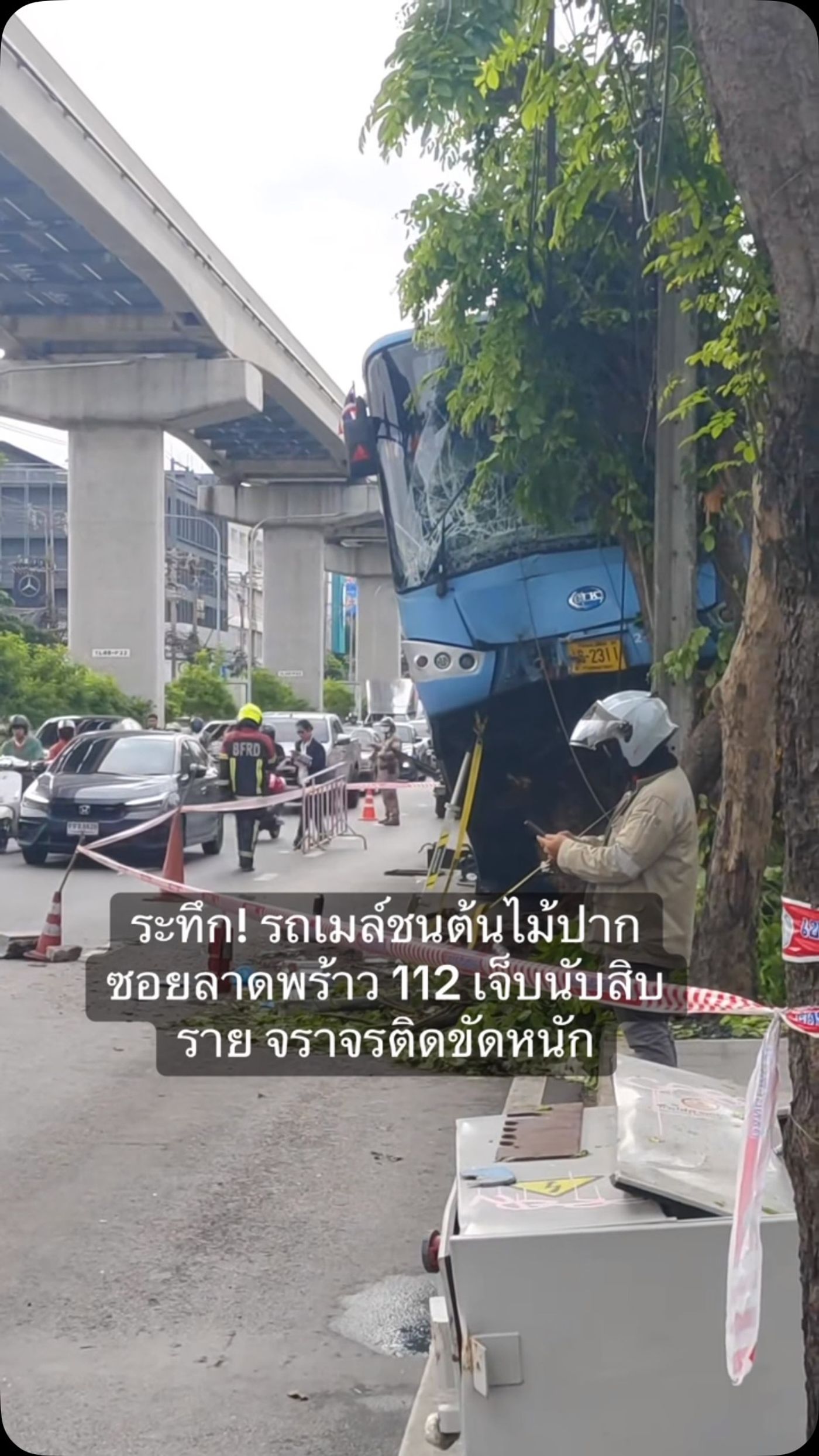 Bus crashes into tree in Ladprao