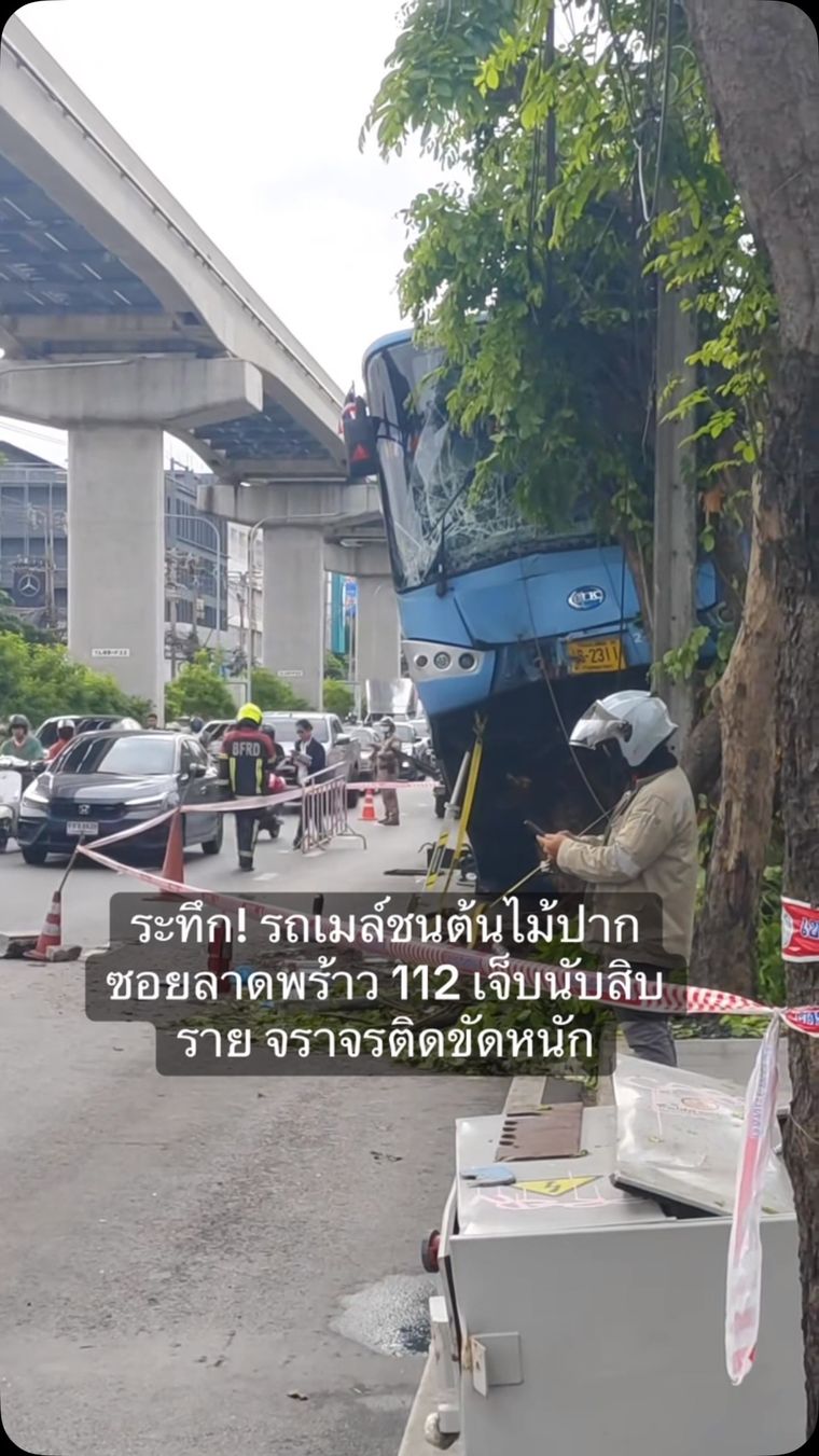 Bus crashes into tree in Ladprao