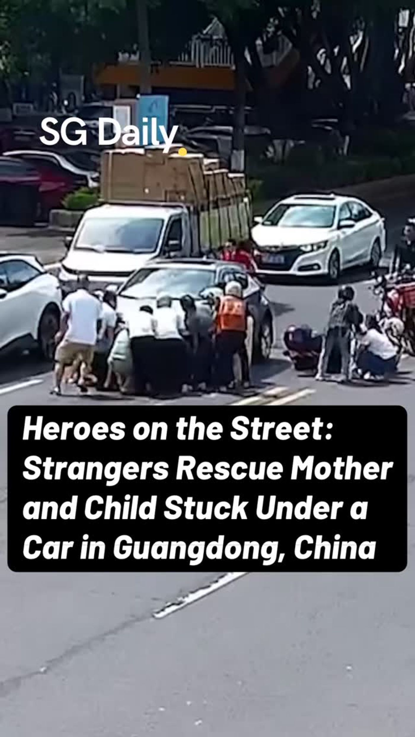 Strangers rescue mother and child trapped under car in Guangdong