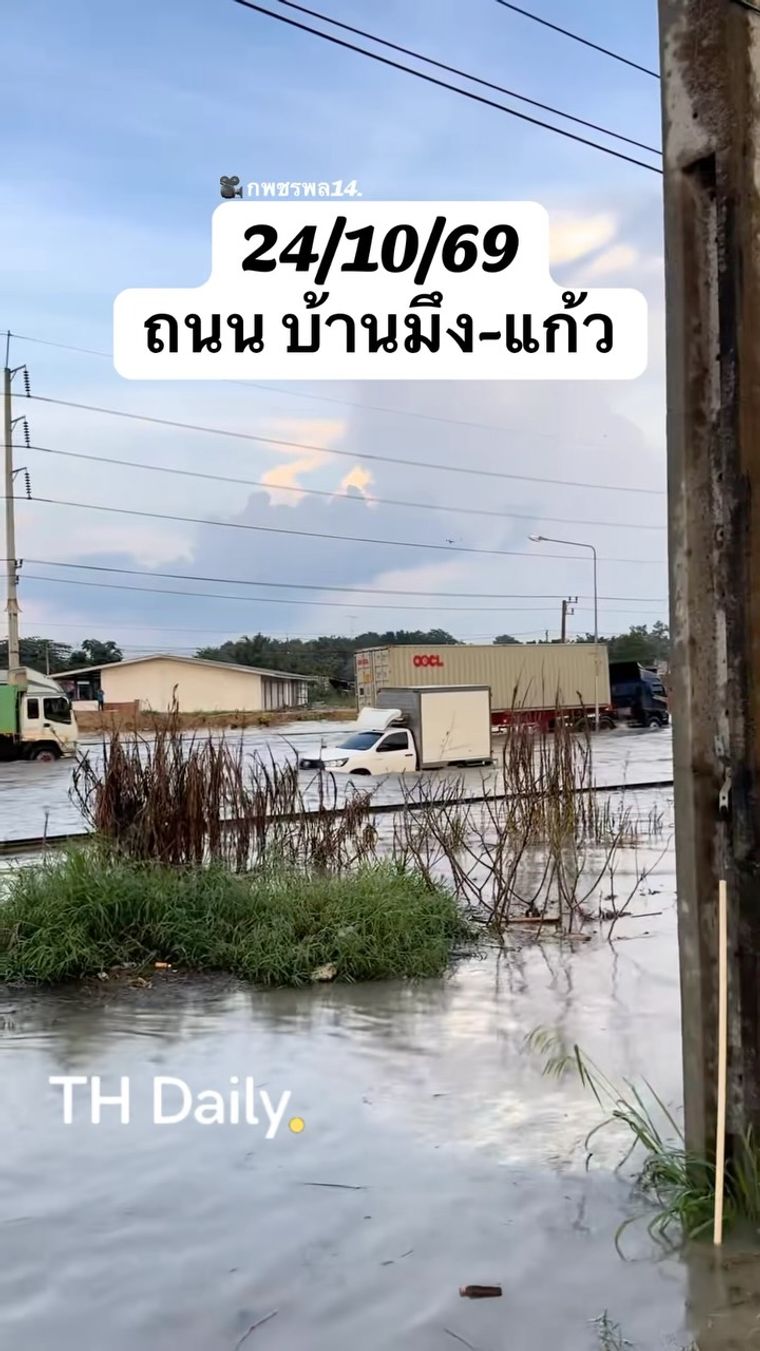 Vehicles make their way through floodwater on Bang Phli-Kaeo Road