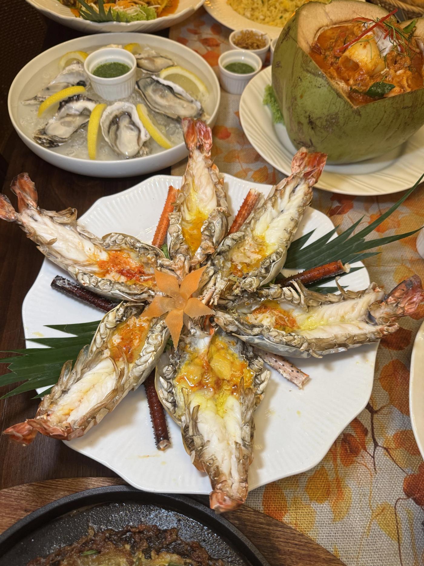 Large split prawns and fresh oysters served on ice at Lebua Thai