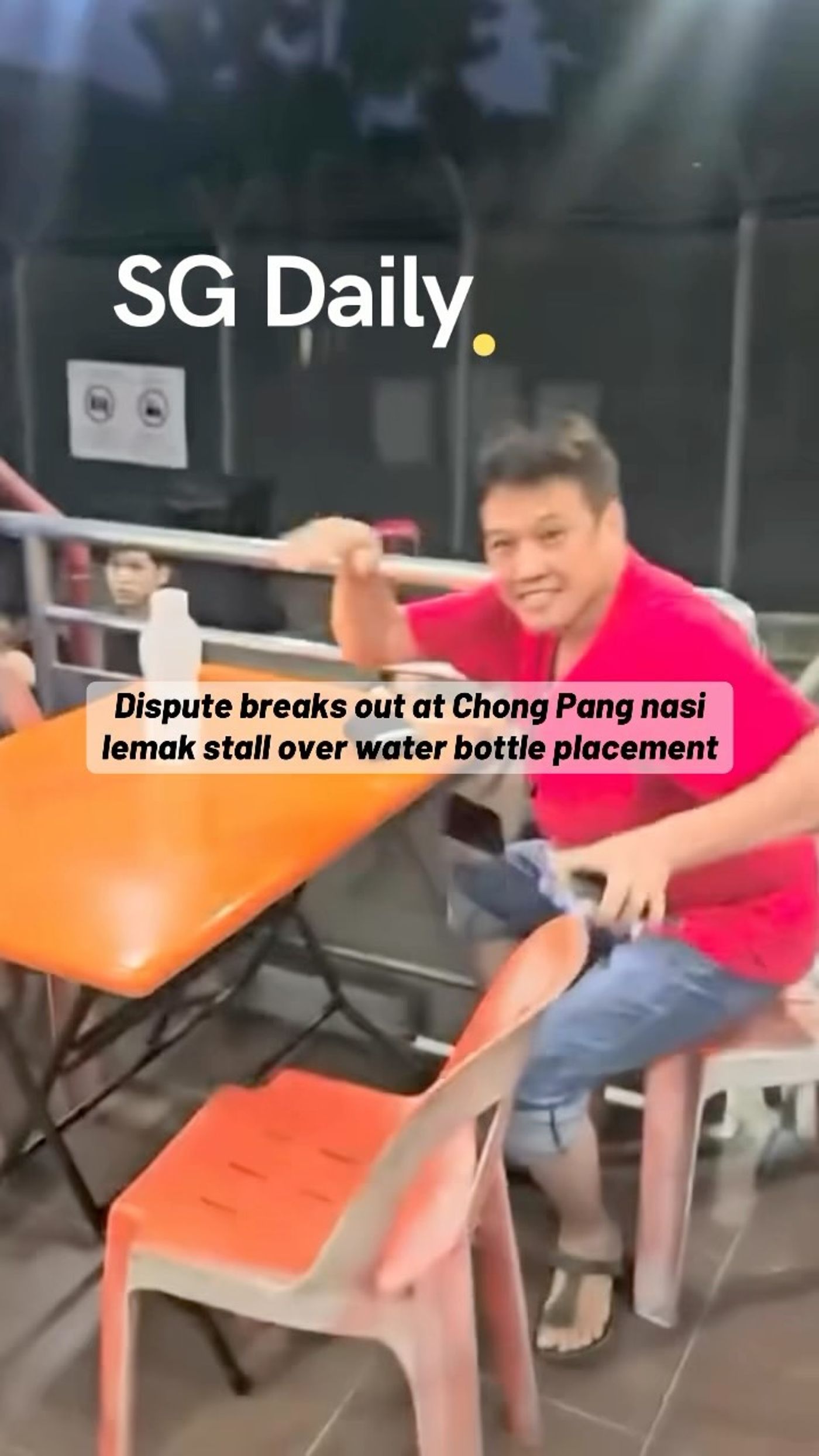 Dispute breaks out at Chong Pang nasi lemak stall over water bottle placement