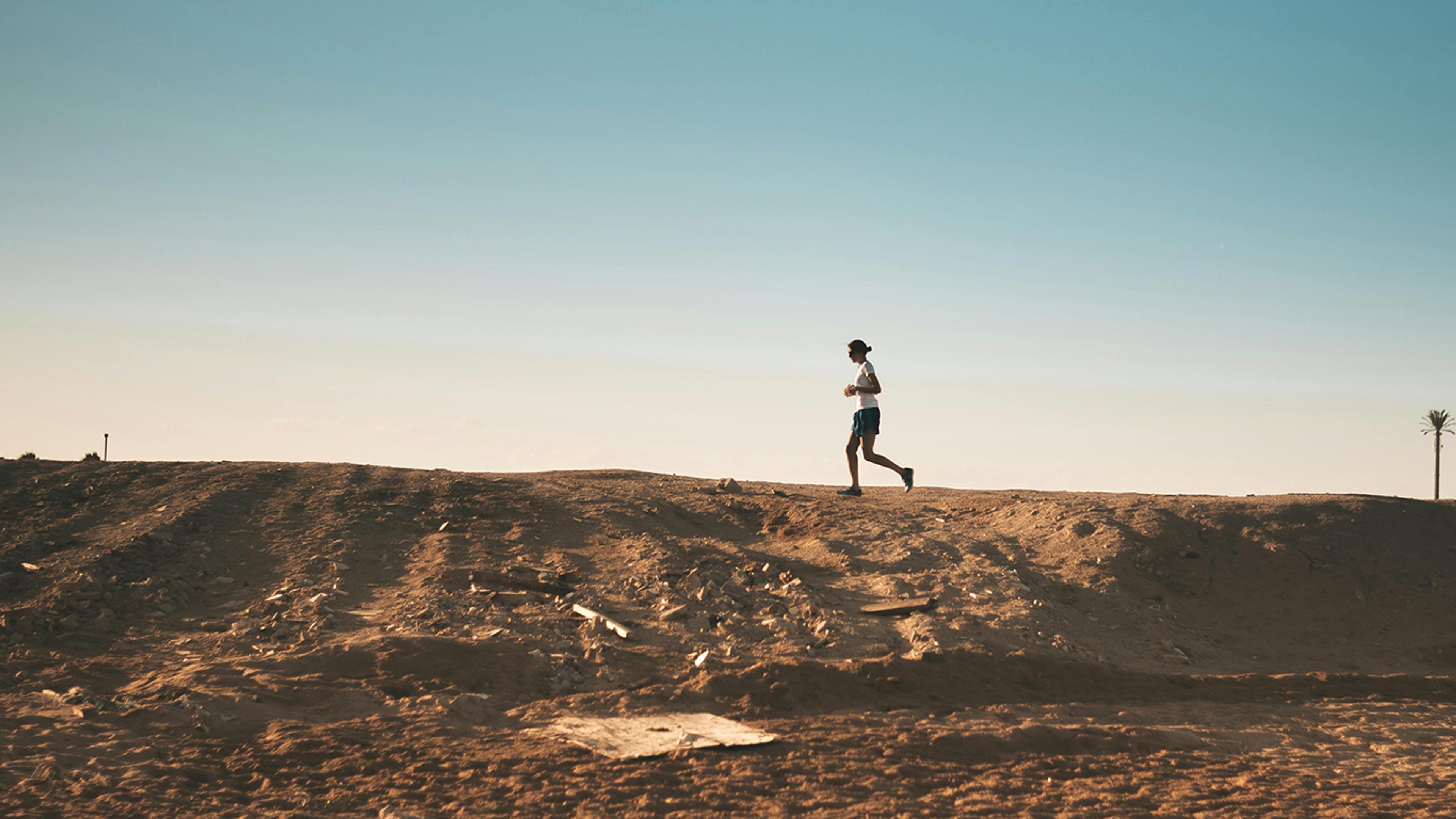 Die A5H-Wirkstoffkombination ist weltweit einzigartig. Sie kombiniert Alpha-Ketoglutarat (AKG) und 5-HMF zu einer synergetischen Formel, die nicht nur die Energieproduktion in den Zellen fördert und oxidativen Stress reduziert, sondern auch gezielt zur Verlangsamung zellulärer Alterungsprozesse beiträgt.