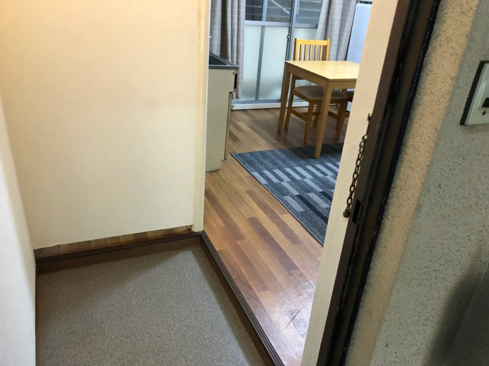 Foreigner friendly accomodation near Juso station in Osaka Japan/ entrance