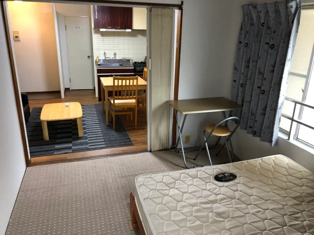 Foreigner friendly accomodation near Juso station in Osaka Japan/ desk in apartment in Osaka